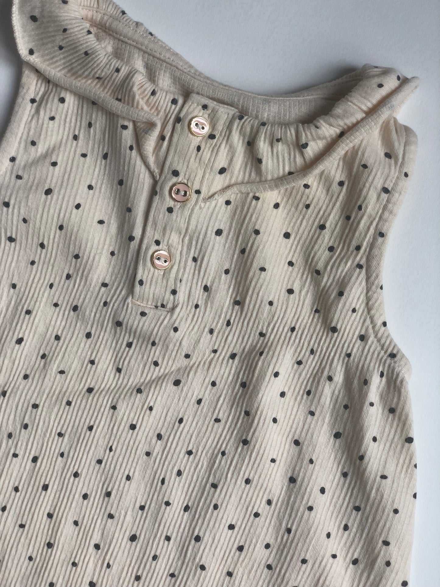 Barboteuse beige à pois noir Kiabi 6 mois