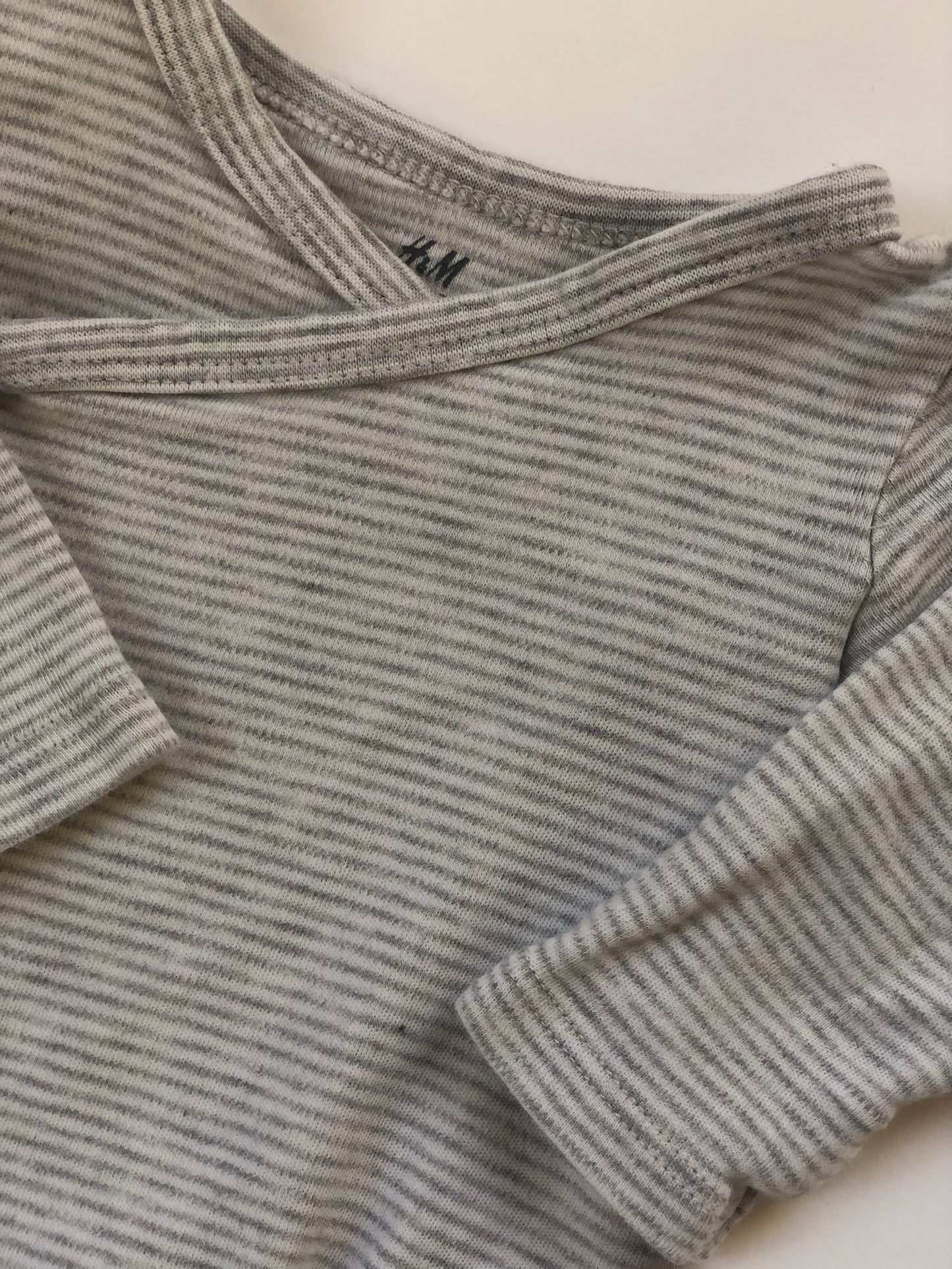 Bodie rayé manches longues gris et blanc H&M 1-2 mois