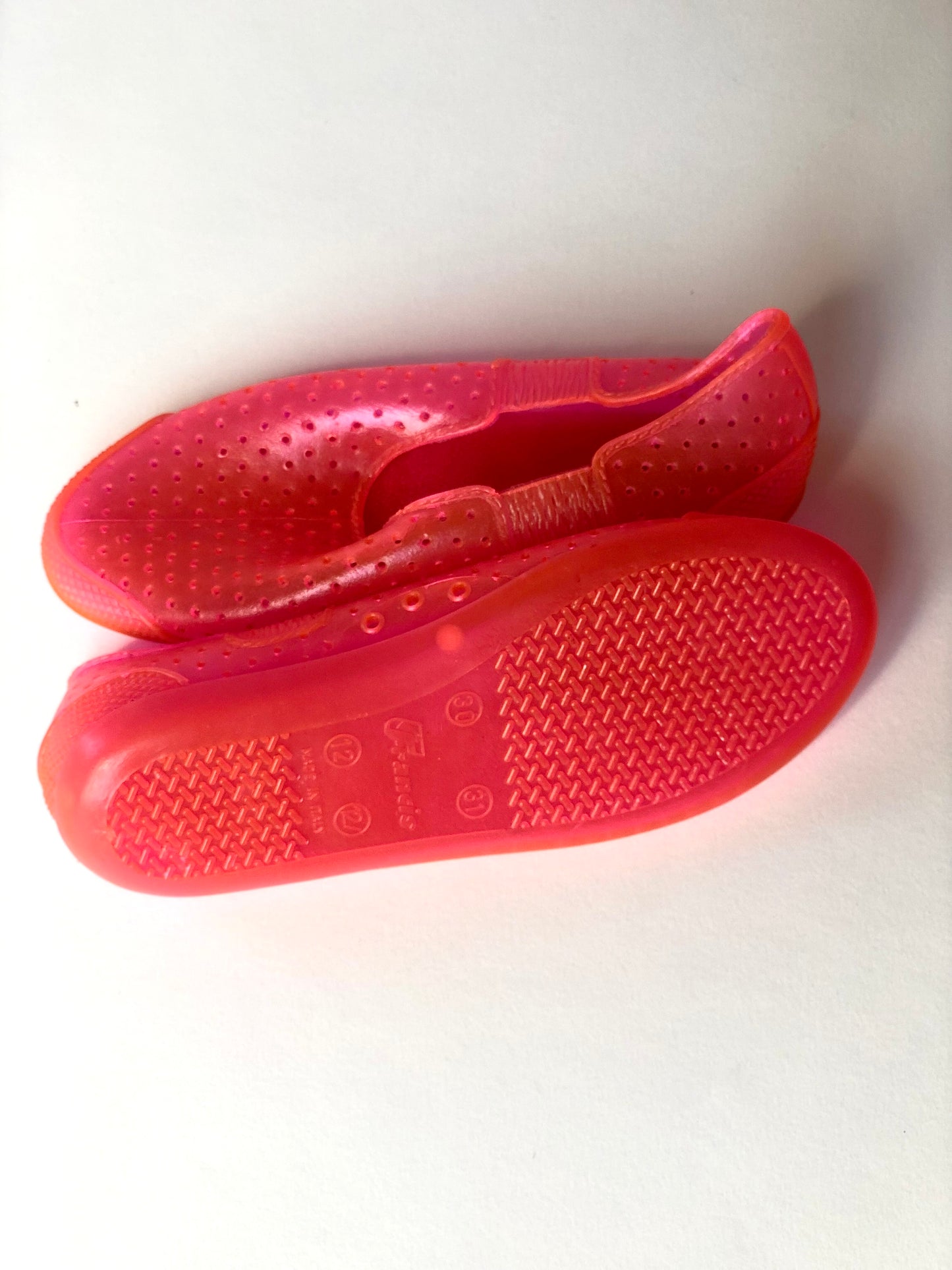 Sandales d’été rose à trous en plastique vintage P30
