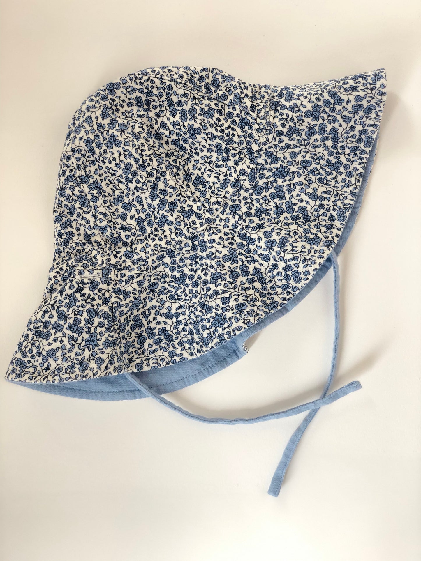 Chapeau avec liens bleu et blanc à fleurs H&M 9-12 mois