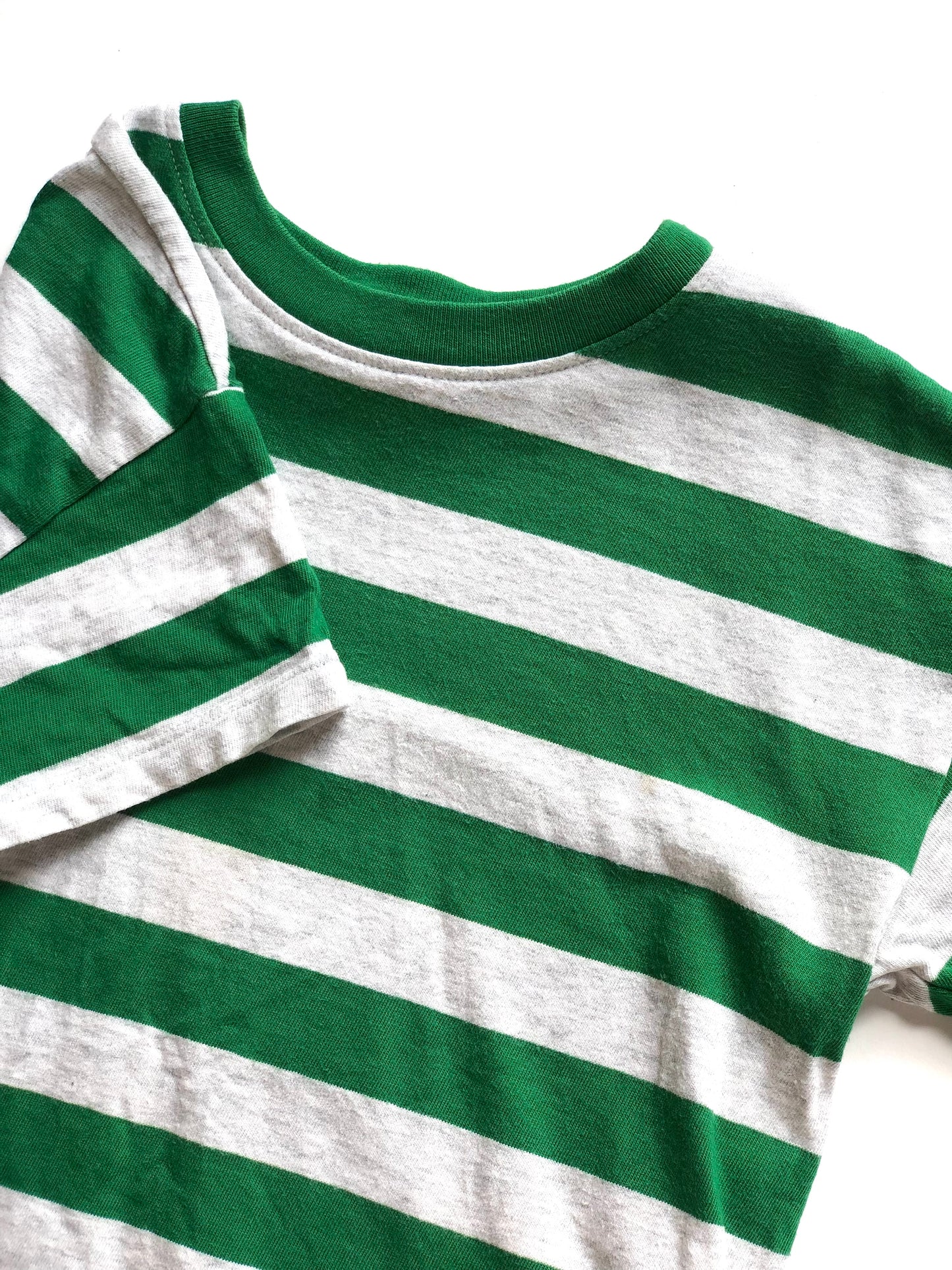 T-shirt rayé gris et vert Uniqlo 3 ans