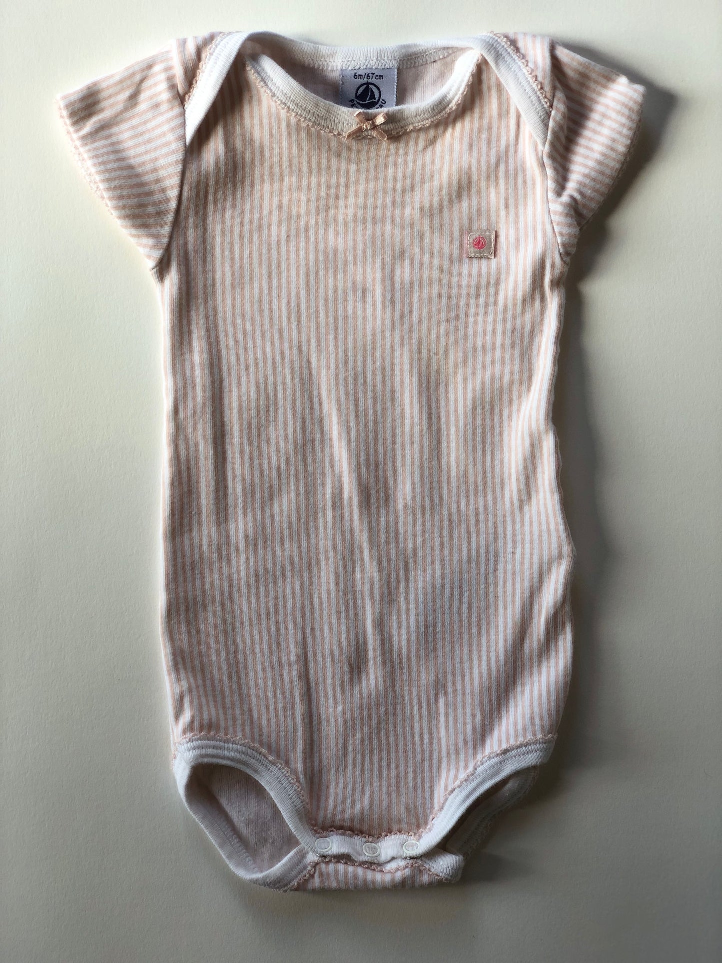 Bodie manches courtes rayé blanc et rose Petit Bateau 6 mois