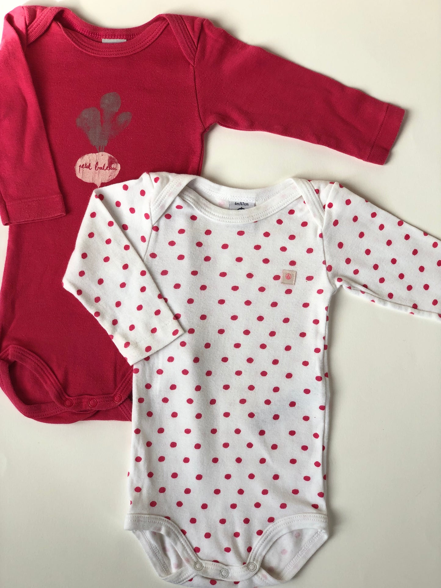 2 bodies manches longues rose et blanc Petit Bateau 6 mois