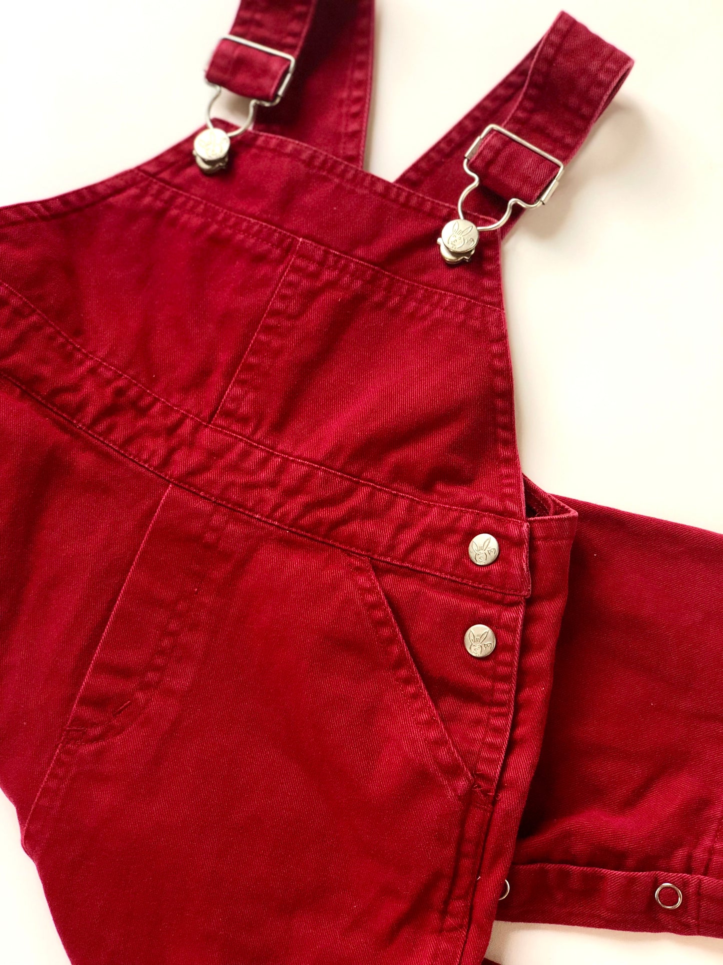 Salopette en denim bordeaux Kiabi 18 mois