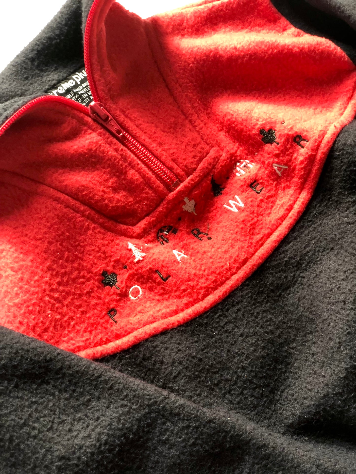 Polaire noire et rouge vintage Extrême Plus 2 ans