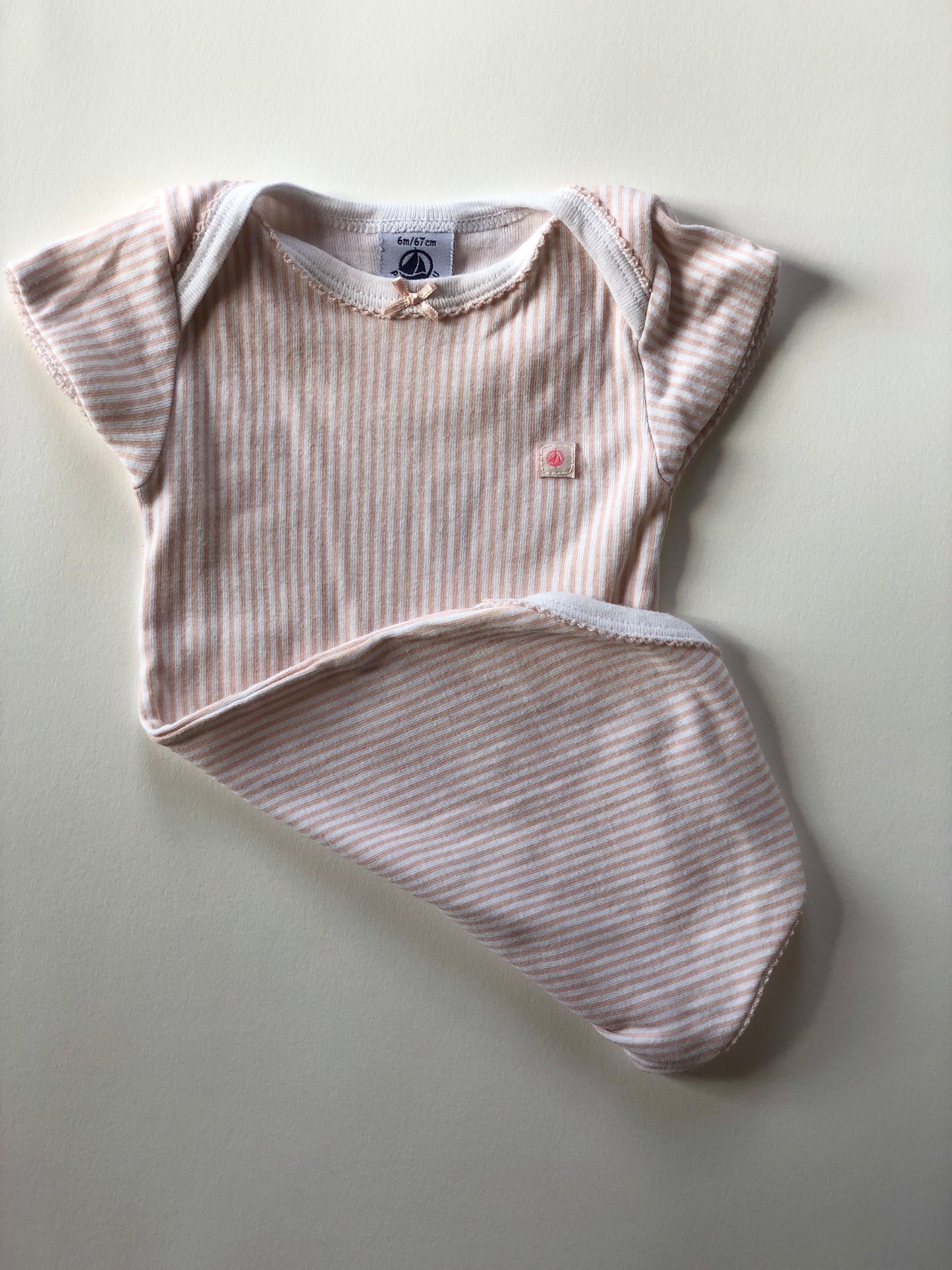 Bodie manches courtes rayé blanc et rose Petit Bateau 6 mois