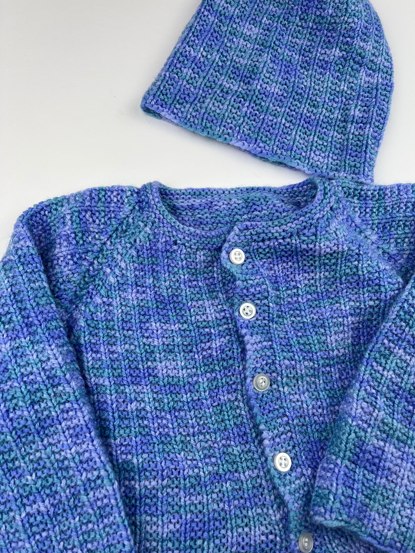 Gilet en mailles et bonnet bleu 18 mois