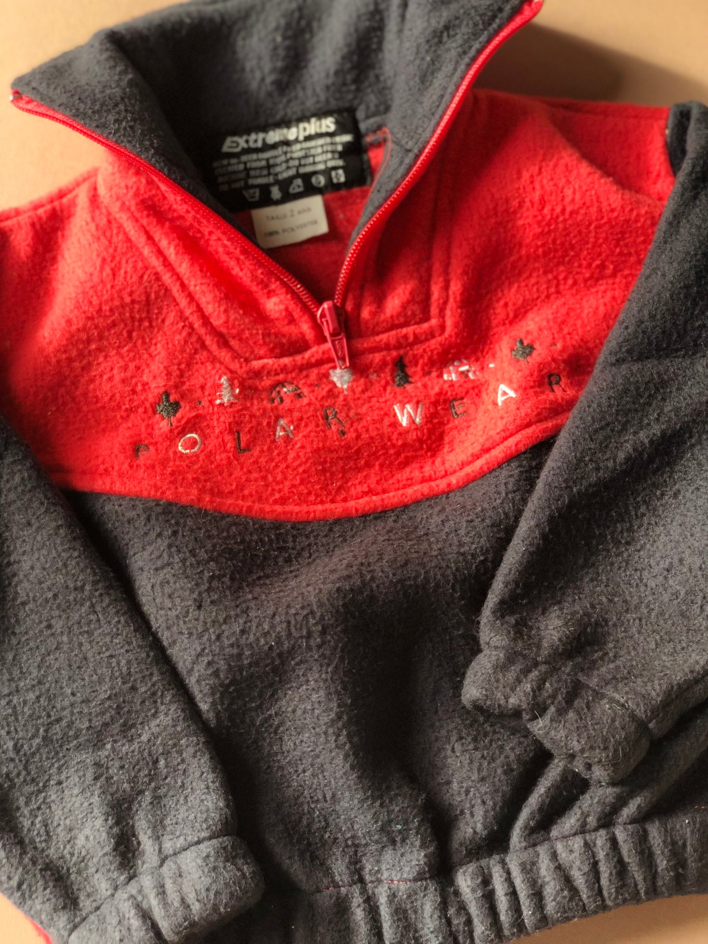 Polaire noire et rouge vintage Extrême Plus 2 ans