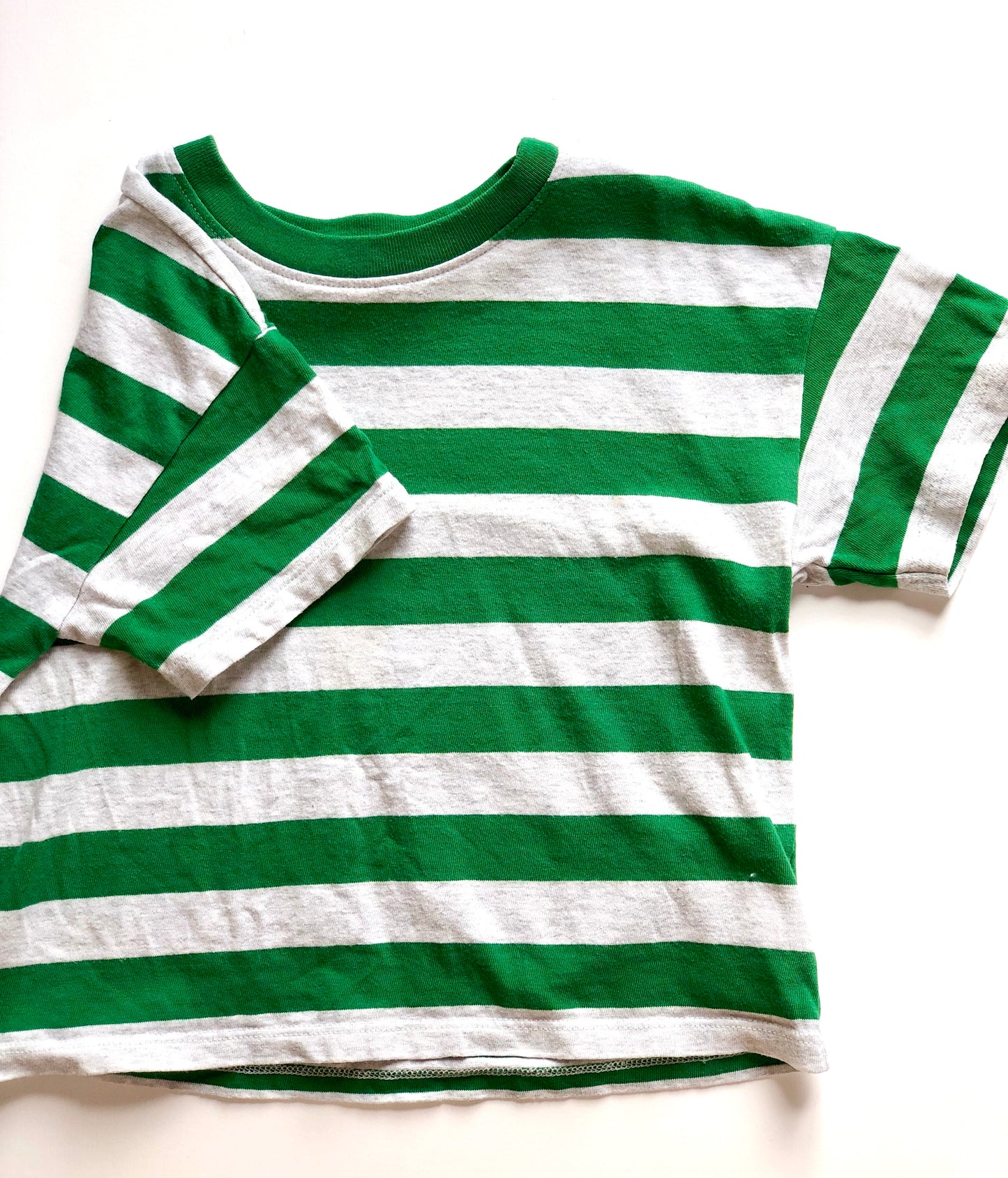 T-shirt rayé gris et vert Uniqlo 3 ans