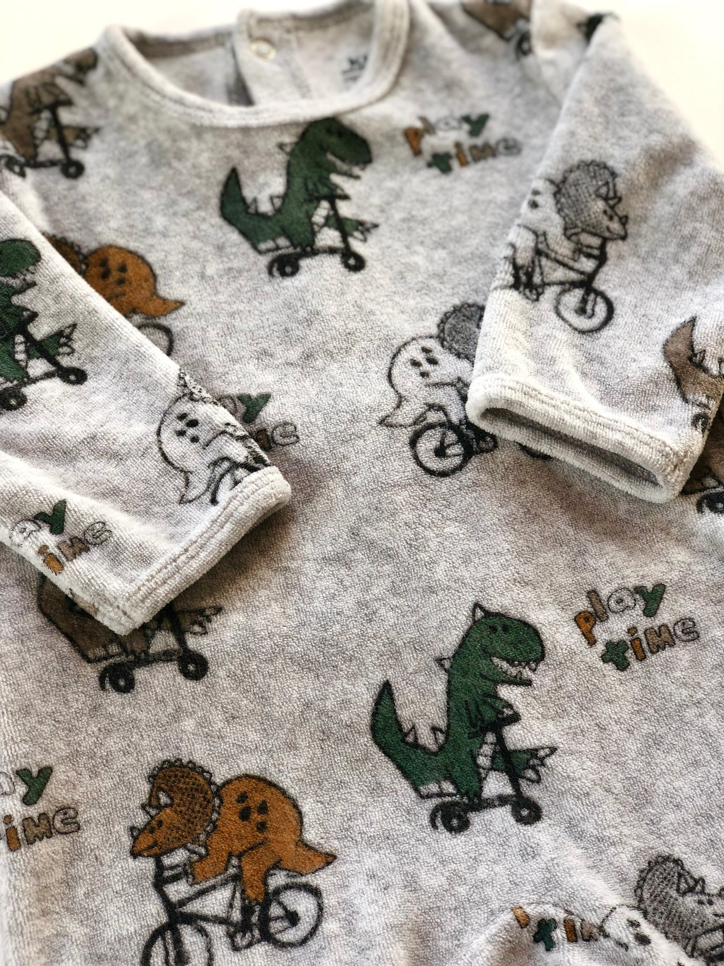 Pyjama « dors bien » en velours gris dinosaures Kiabi 6 mois