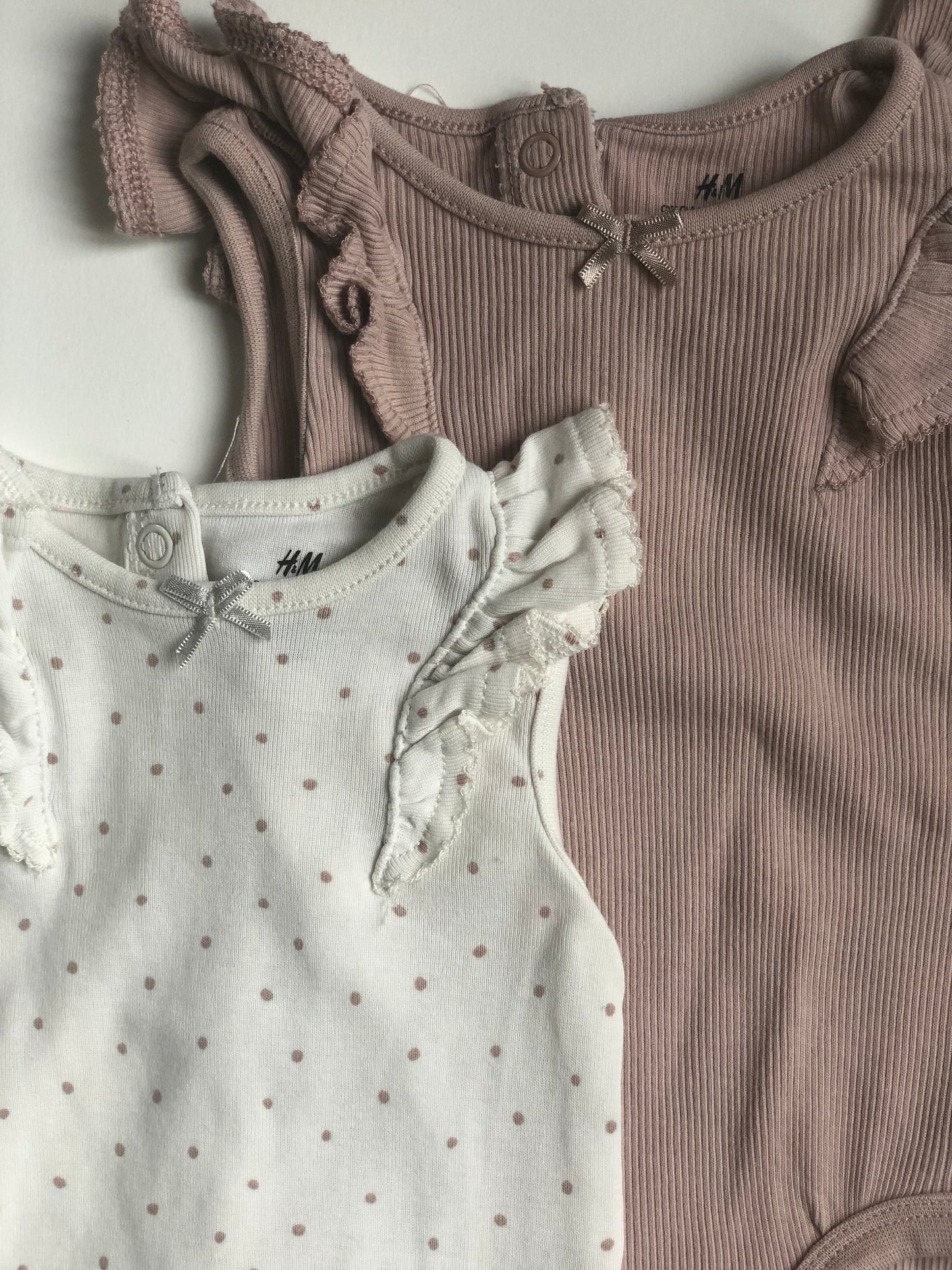 Lots 2 bodies rose et blanc H&M 3 mois