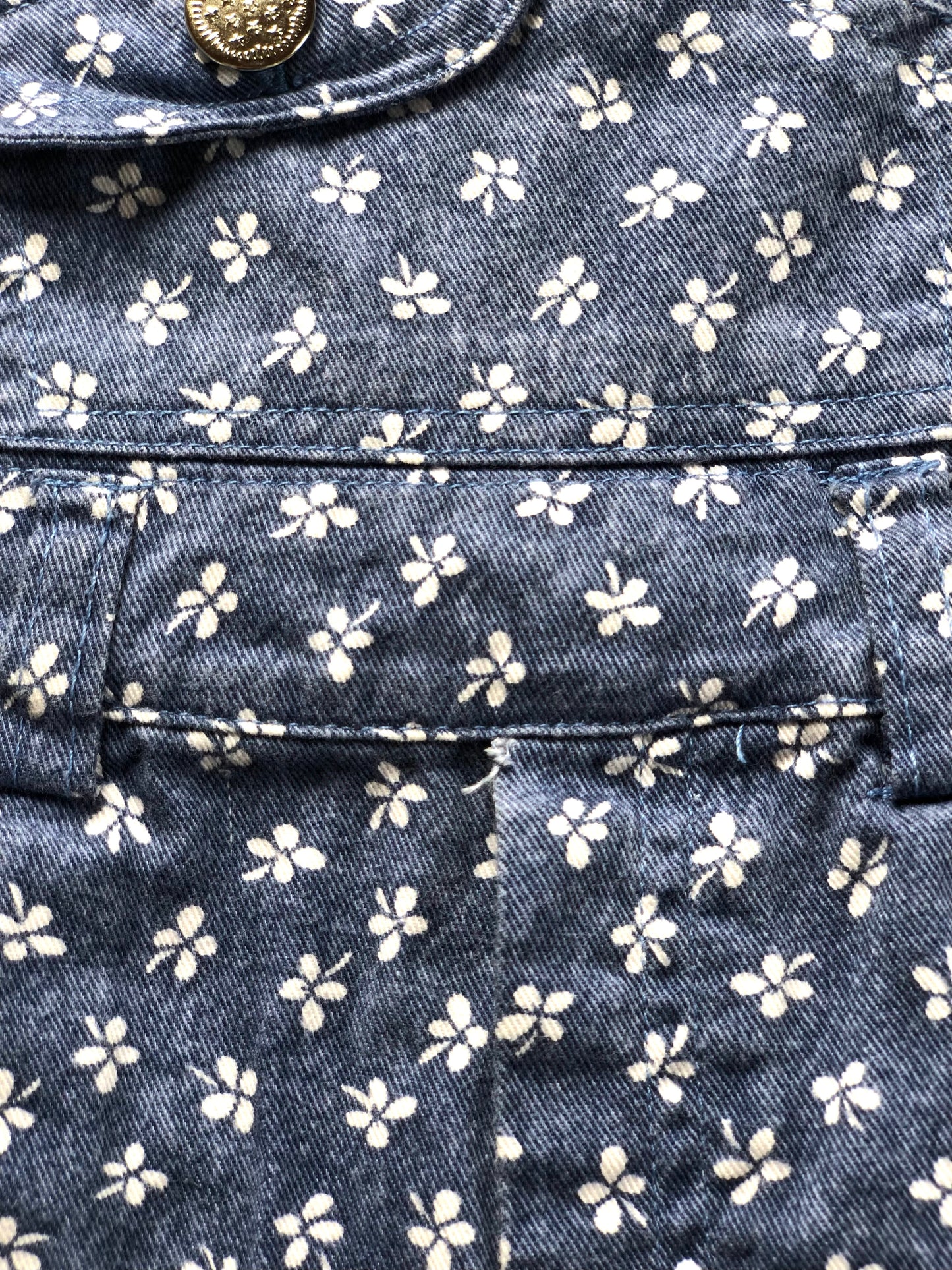 Salopette courte en jeans à fleurs 2 ans